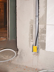Монтаж коммуникаций системы централизованной пылеуборки внутри капитальной стены, под плитку