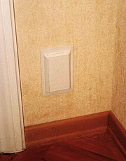 Розетка системы централизованной пылеуборки в стене